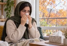 فردی با آبریزش بینی در فصل پاییز؛ آلرژی پاییزی یا سرماخوردگی