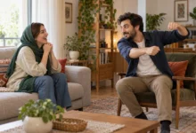 دو نفر در حال بازی پانتومیم دونفره در خانه بدون وسیله